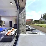 With Pool & For 12 Guests Сasa de vacaciones