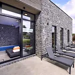 With Pool & For 12 Guests Сasa de vacaciones *