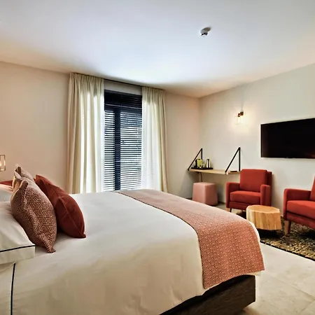 With Pool & For 12 Guests Hébergement de vacances