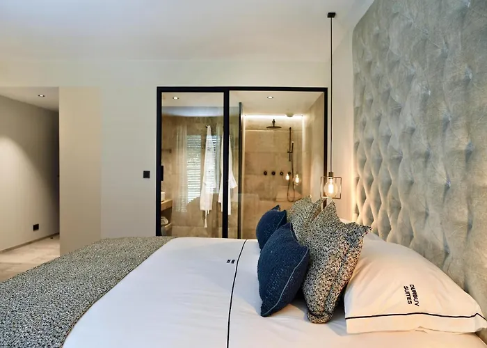 With Pool & For 12 Guests Hébergement de vacances