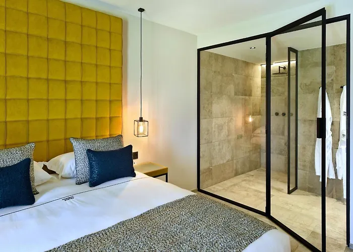 With Pool & For 12 Guests *