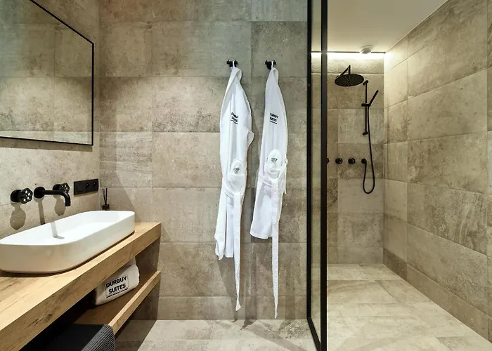 With Pool & For 12 Guests Hébergement de vacances *