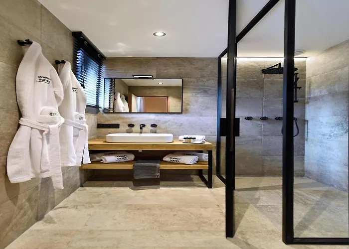 With Pool & For 12 Guests Hébergement de vacances