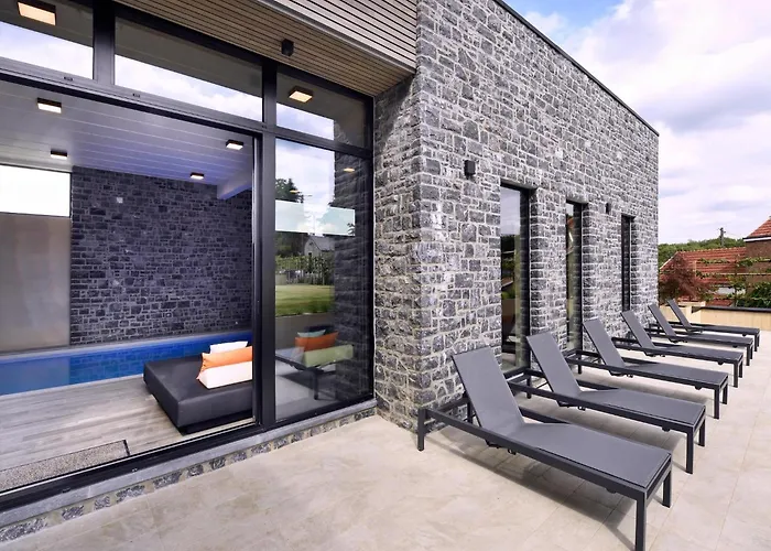 With Pool & For 12 Guests Hébergement de vacances *